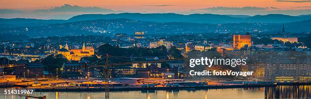 oslo sehenswürdigkeiten beleuchtet bei sonnenuntergang panorama norwegen overloking harbour - akershus fortress stock-fotos und bilder