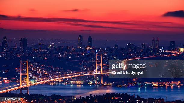 puente del bósforo durante la puesta del sol, istanbul - estambul fotografías e imágenes de stock