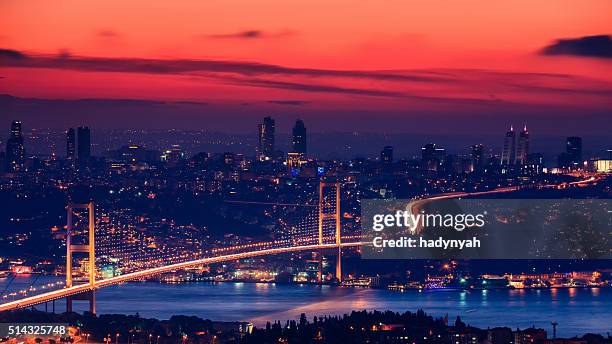 pont sur le bosphore au coucher du soleil, istanbul - istanbul photos et images de collection