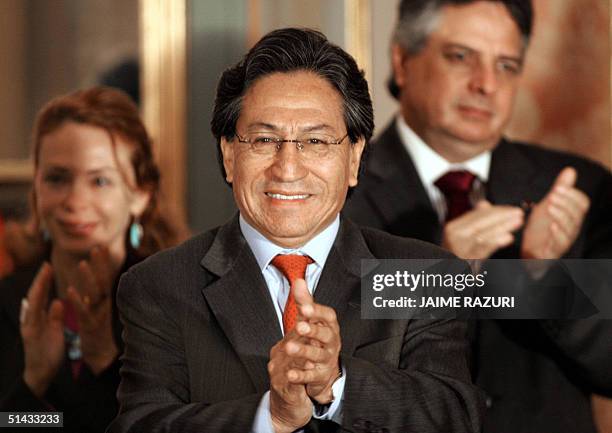 El presidente peruano Alejandro Toledo aplaude durante una ceremonia publica en Palacio de Gobierno el 06 de octubre de 2006 en Lima. Toledo afronta...