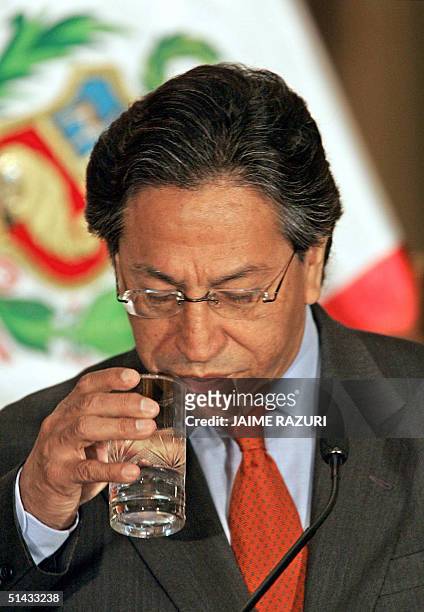 El presidente peruano Alejandro Toledo bebe agua durante una ceremonia publica en Palacio de Gobierno el 06 de octubre de 2006 en Lima. Toledo...