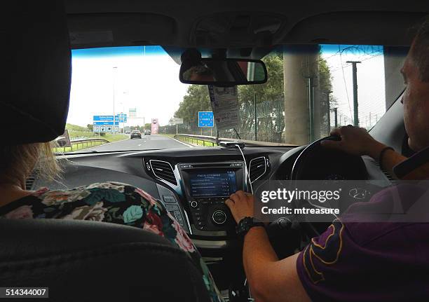 paar fahren in frankreich überqueren der französischen grenze, wegweiser, mit sa-nav - satnav stock-fotos und bilder