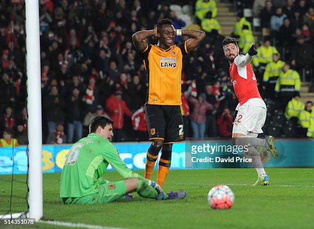 Olivier Giroud celebrates his and Arsenal's 2nd goal as Moses Odubajo and Eldin Jakupovic of Hull look on during the match between Hull City and...