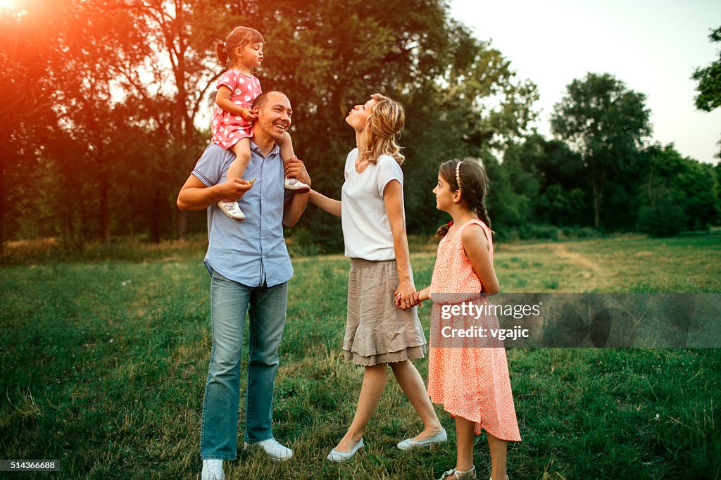 Famille marche dans la Nature commune.