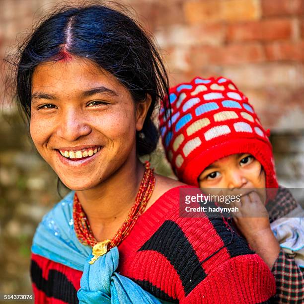 junge nepali mutter, die ihr kind, kathmandu, nepal - nepali mother stock-fotos und bilder