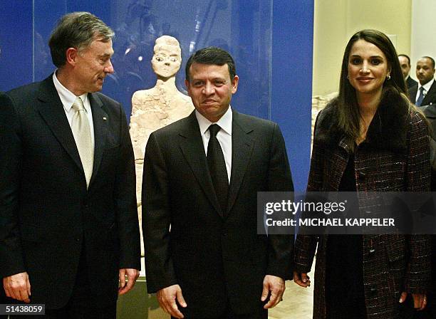 Jordan's King Abdullah II and his wife Rania visit with German President Horst Koehler the exhibition "Faces of the Orient" 07 October 2004 in...