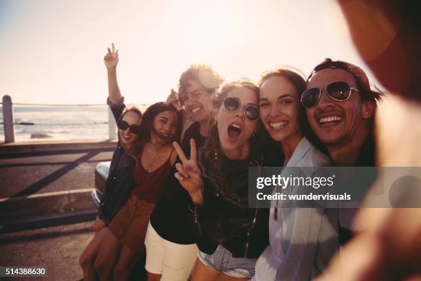 hipster adolescents amis prenant un selfie en plein air à la plage - selfie young people photos et images de collection