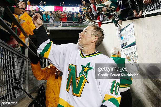 Minneapolis, MN Gordie Roberts of the Minnesota North Stars/Wild signs autographs after defeating the Chicago Blackhawks in the Coors Light NHL...