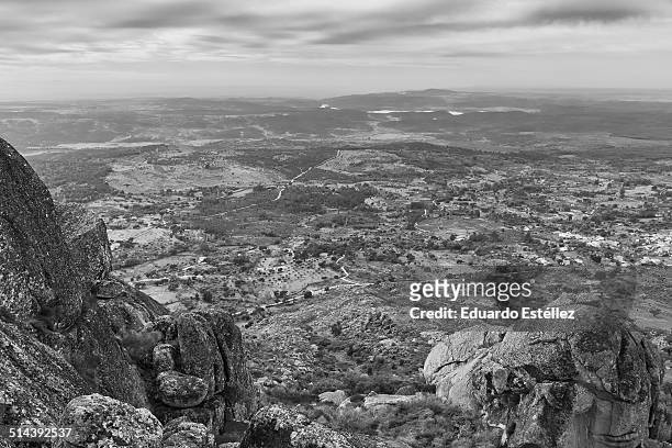 paisaje desde las rocas - monsanto portugal stock pictures, royalty-free photos & images