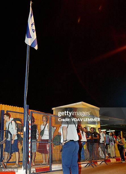 Israelis queue to cross the border into the Israeli town of Eilat from the Egyptian resort of Taba on the Red Sea 08 October 2004. Some 100 people...