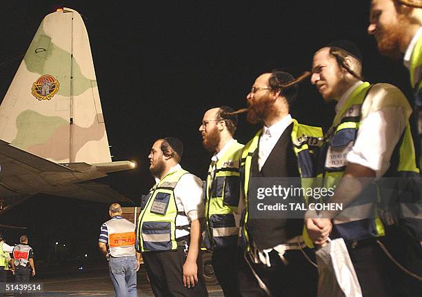 Members of the Israeli Zaka emergency service wait 08 October 2004 to cross into Egypt from the southern Israeli town of Eilat, following a series of...