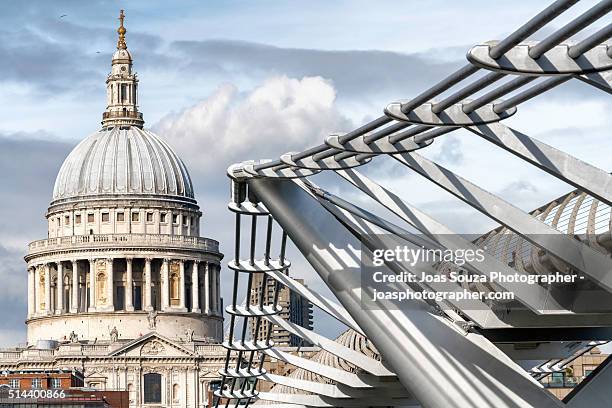 millennium bridge and st pauls cathedral dome, london. - joas souza stock pictures, royalty-free photos & images