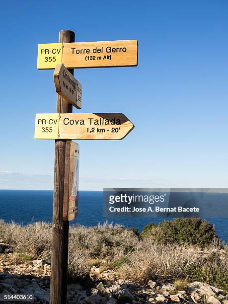 wooden signs on mountain hiking - denia 個照片及圖片檔