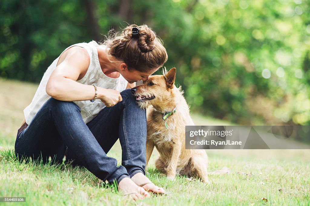 Femme adulte passer du temps avec chien