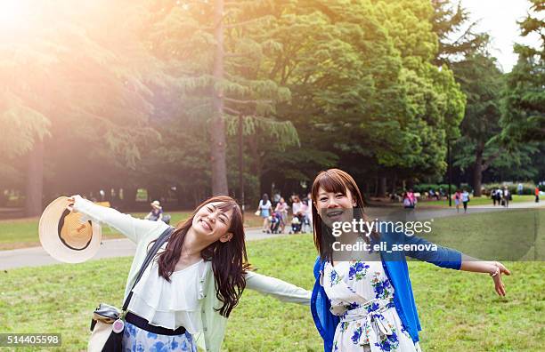 junge frauen, die spaß in der stadt park, tokyo. - entertainment art and culture stock-fotos und bilder