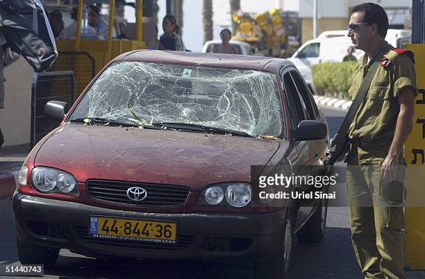 Israelis cross the border into the Israeli town of Eilat from the Egyptian resort of Taba on the Red Sea on October 8, 2004 in Eilat Israel. Some 100...