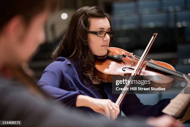 students playing in college string quartet - string instrument - fotografias e filmes do acervo