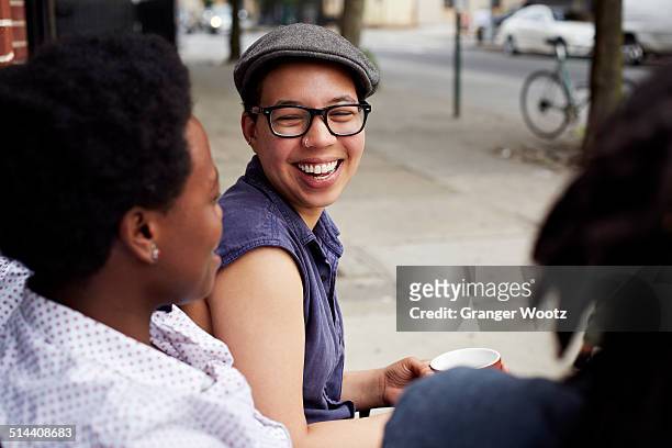 women talking on city street - new york personas stock-fotos und bilder
