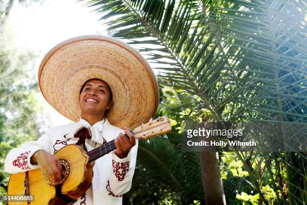 musician playing in mariachi band, san miguel de allende, guanajuato, mexico - sombrero photos et images de collection