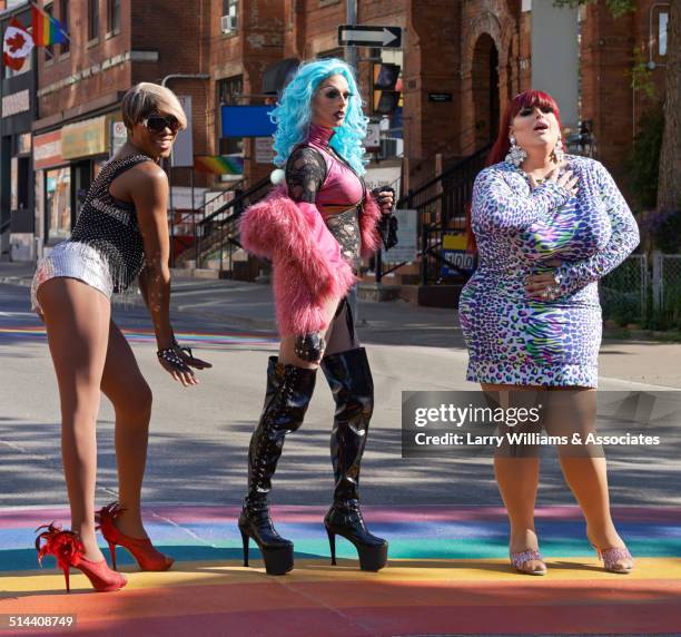 drag queens posing on rainbow pavement on city street, toronto, ontario, canada - transvestite 個照片及圖片檔