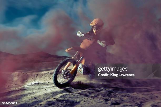 caucasian man riding dirt bike in dust cloud - corrida de motocicleta - fotografias e filmes do acervo