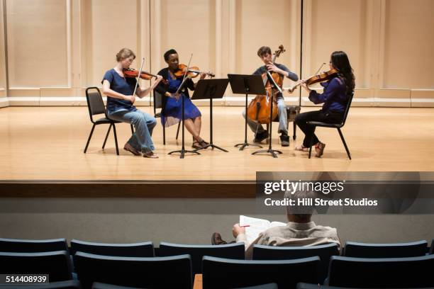 students playing in college string quartet - string quartet fotografías e imágenes de stock