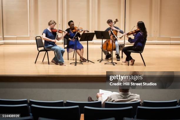Leaners Playing String Instruments Music Lesson College Photos and Premium High Res Pictures - Getty Images