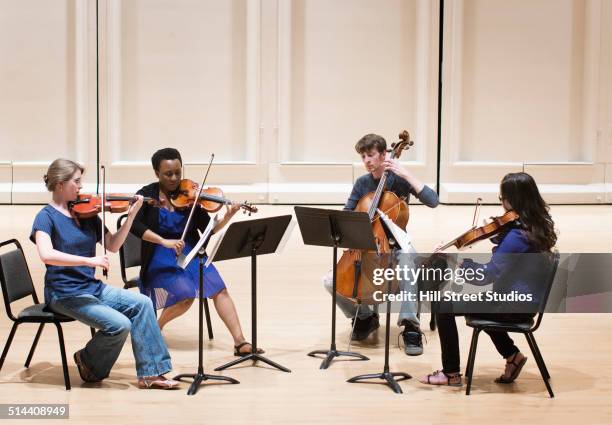 students playing in college string quartet - orchestra sinfonica foto e immagini stock