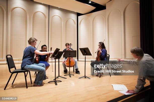 students playing in college string quartet - string quartet fotografías e imágenes de stock