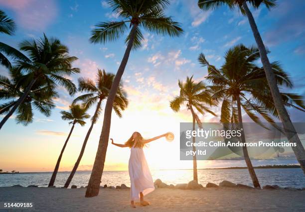 woman relaxing on tropical beach - nadi - fotografias e filmes do acervo