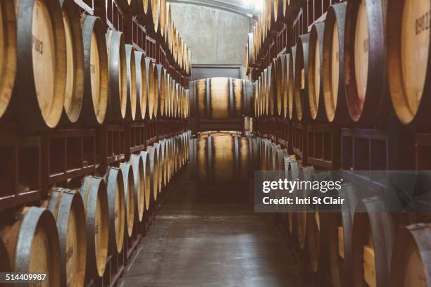 wine barrels aging - walla walla stockfoto's en -beelden