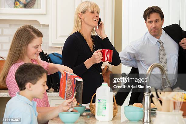caucasian family having breakfast in kitchen - mother with daughters 12 16 stock-fotos und bilder