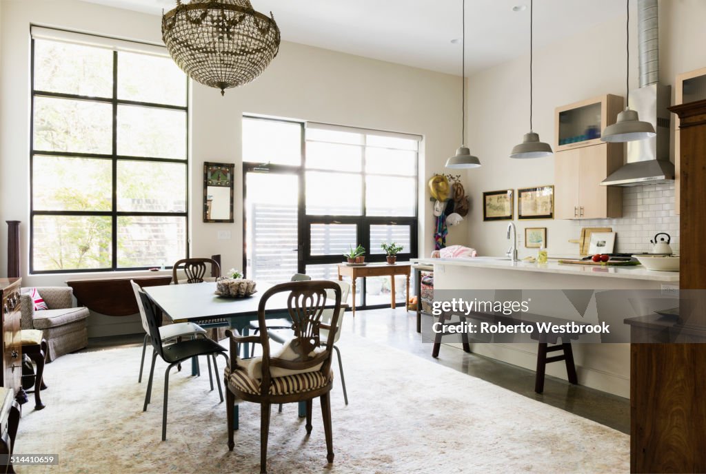 Windows, lighting and rug in dining room and kitchen area