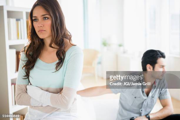 couple arguing in living room - rupture photos et images de collection