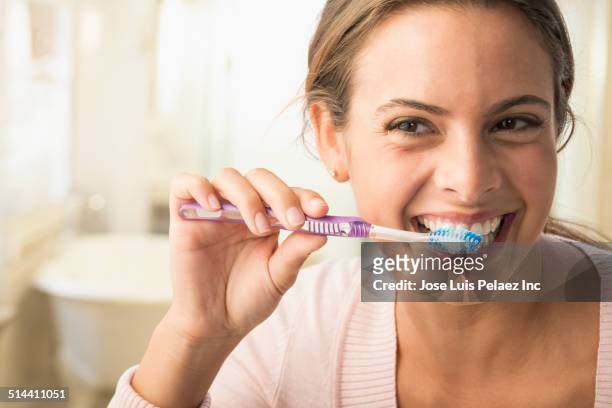 caucasian woman brushing her teeth - zähne putzen frau stock-fotos und bilder
