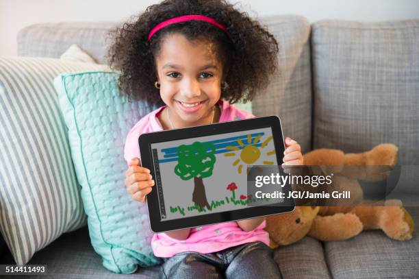 african american girl showing drawing on tablet computer - kid presenting stockfoto's en -beelden
