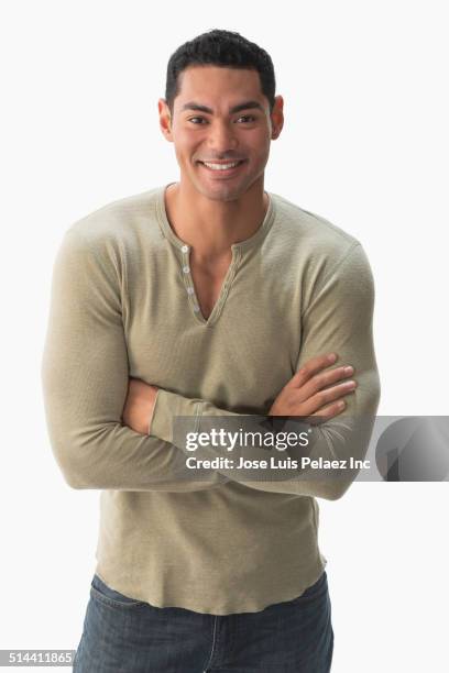 mixed race man smiling with arms crossed - mixed race man standing studio stockfoto's en -beelden
