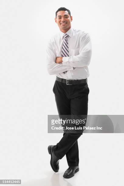 mixed race businessman smiling with arms crossed - business mann ganzkörper freisteller stock-fotos und bilder