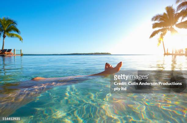 legs of caucasian girl relaxing in tropical ocean - nadi - fotografias e filmes do acervo