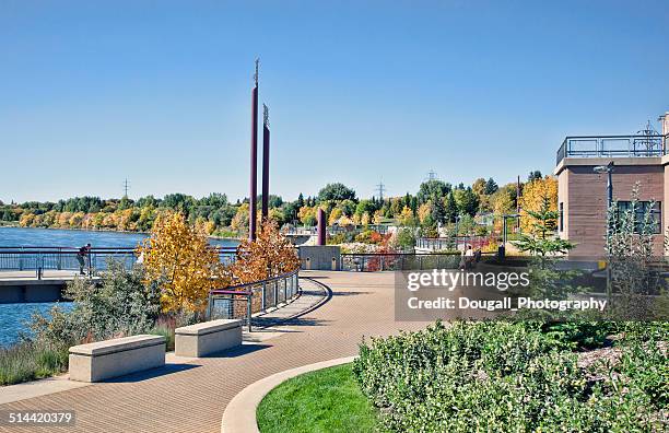 saskatoon river landing in autumn - south saskatchewan river 個照片及圖片檔