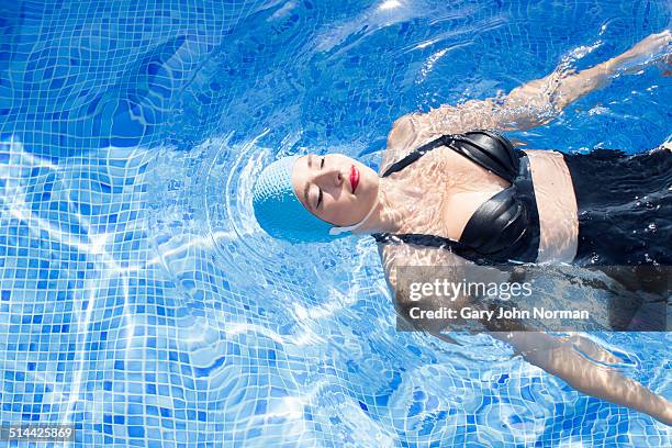 retro woman in swimming pool - cuffia da nuoto foto e immagini stock