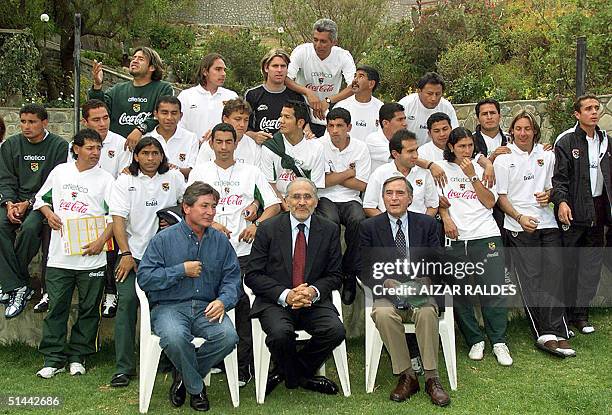 El presidente de Bolivia Carlos Mesa , el presidente de la Federacion Boliviana de Futbol Walter Castedo y el ministro de salud Fernando Antezana,...
