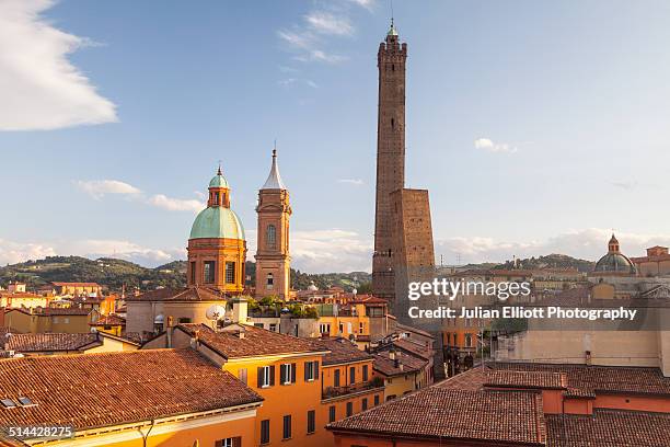 the asinelli and garisenda towers in bologna - tower garisenda photos et images de collection