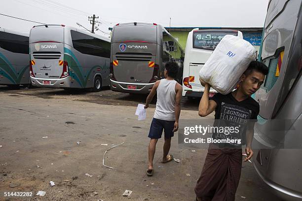 Bus Unloading 451 Buses Unload Stock Photos, High-Res Pictures, and Images - Getty Images