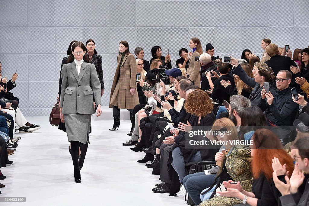 Balenciaga : Runway - Paris Fashion Week Womenswear Fall/Winter 2016/2017