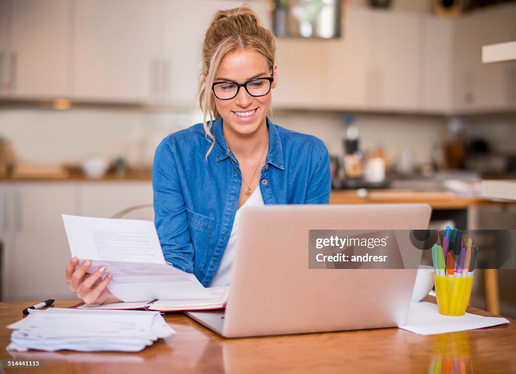 Frau am laptop arbeiten