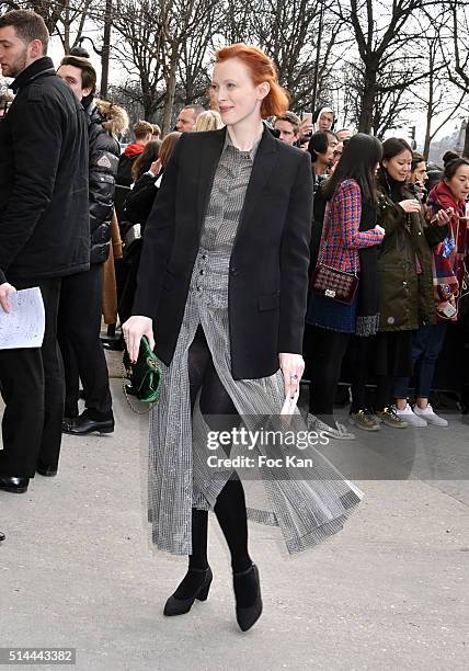 Karen Elson arrives at the Chanel show as part of the Paris Fashion Week Womenswear Fall/Winter 2016/2017 on March 8, 2016 in Paris, France.