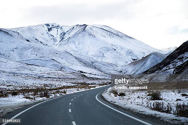 road through the mountains, new zealand - new zealand snow stock-fotos und bilder