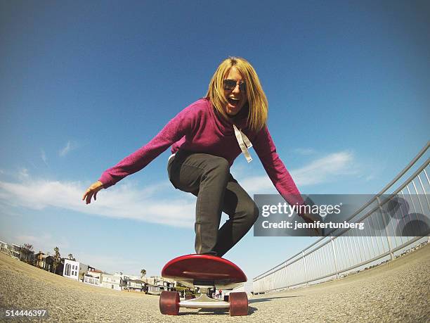 young woman skateboarding, los angeles, california, america, usa - one young woman only photos et images de collection