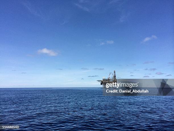 drilling platform - offshore - oil field stockfoto's en -beelden